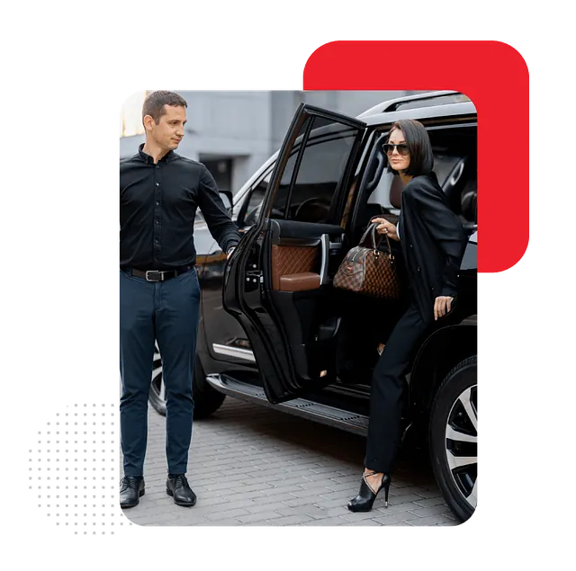 une femme sort d'un taxi
